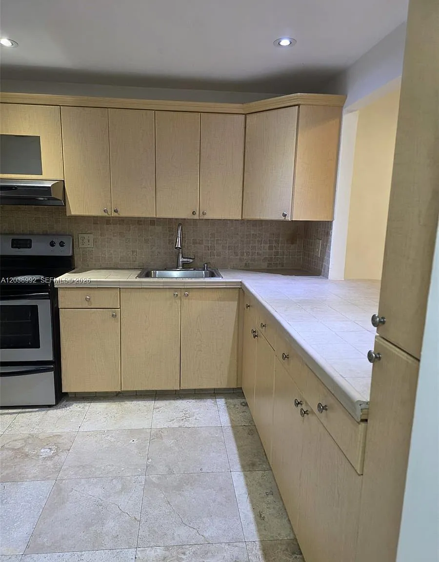 Imperial Towers Condo — Photo 4