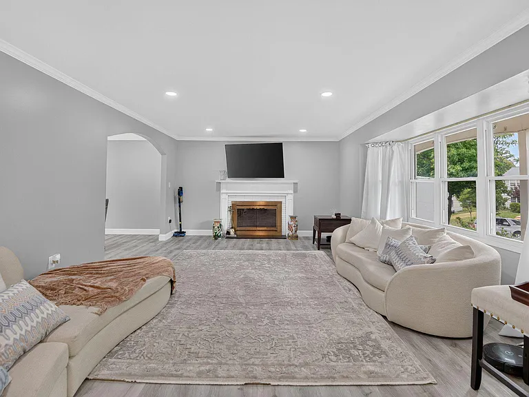 12420 Seabury Ln — Photo 2