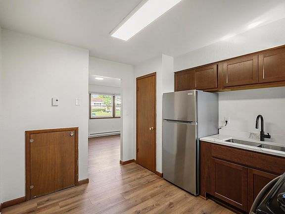 3rd image of 616 S Clinton St APT 1
