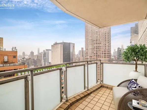 300 East 40th Street 32K image 3 of 16