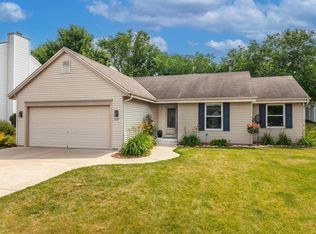 1109 Crestview Dr, Watertown, WI 53094