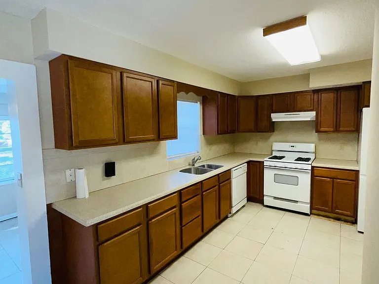 1701 Sunrise Blvd — Photo 6