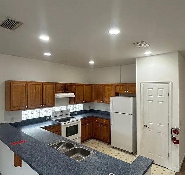 2915 Sunset Lakes Blvd — Photo 8