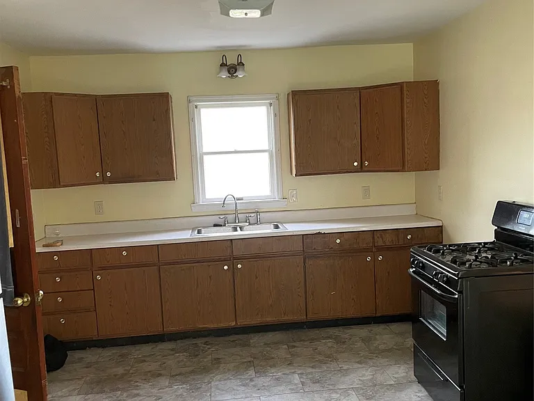 167 Oak St #1 — Photo 3