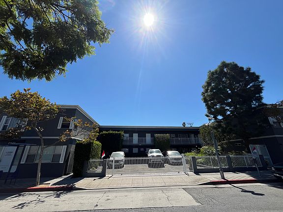 3rd image of 2922 Pico Blvd APT J