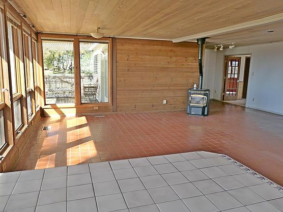 3rd image of 3282 Plymouth Dr
