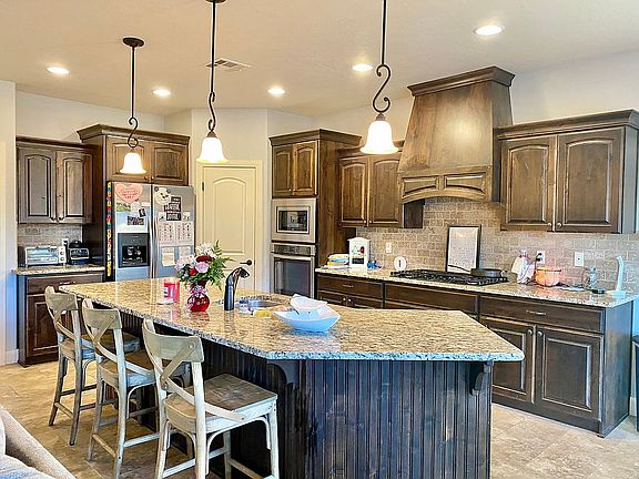 Large kitchen, w/huge pantry