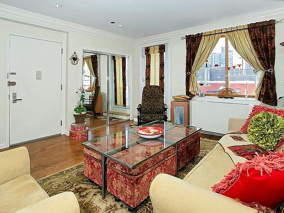 4th image of 3800 Blackstone Ave #Penthouse N