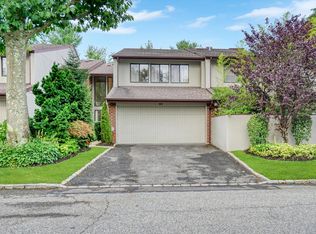 93 Foxwood Dr, Jericho, NY 11753