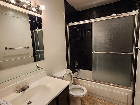 Hallway bathroom with shower/tub combo