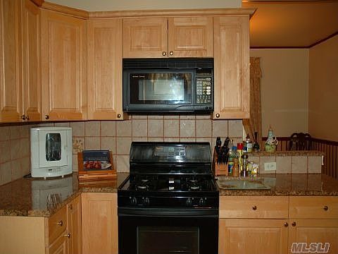 4th image of 442 Windsor Pl