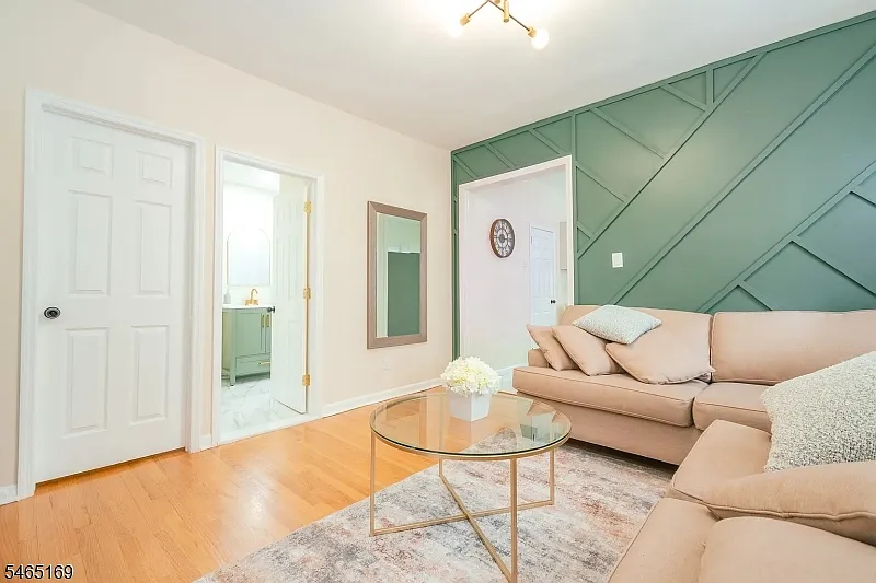 2 bed, 1.0 bath, 1944 sqft, $2,700 — Photo 4