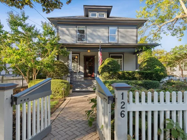 126 W Lake St, Barrington, IL 60010