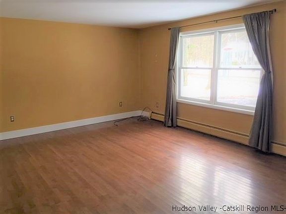 5th image of 21 Hickory Hollow Dr