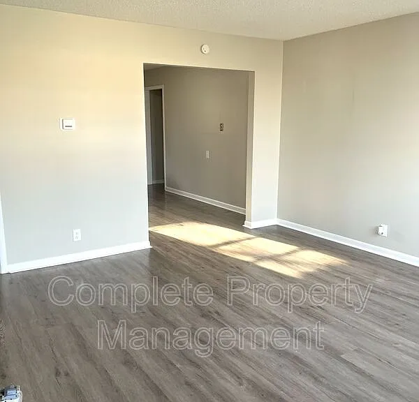 1108 Hall St — Photo 3