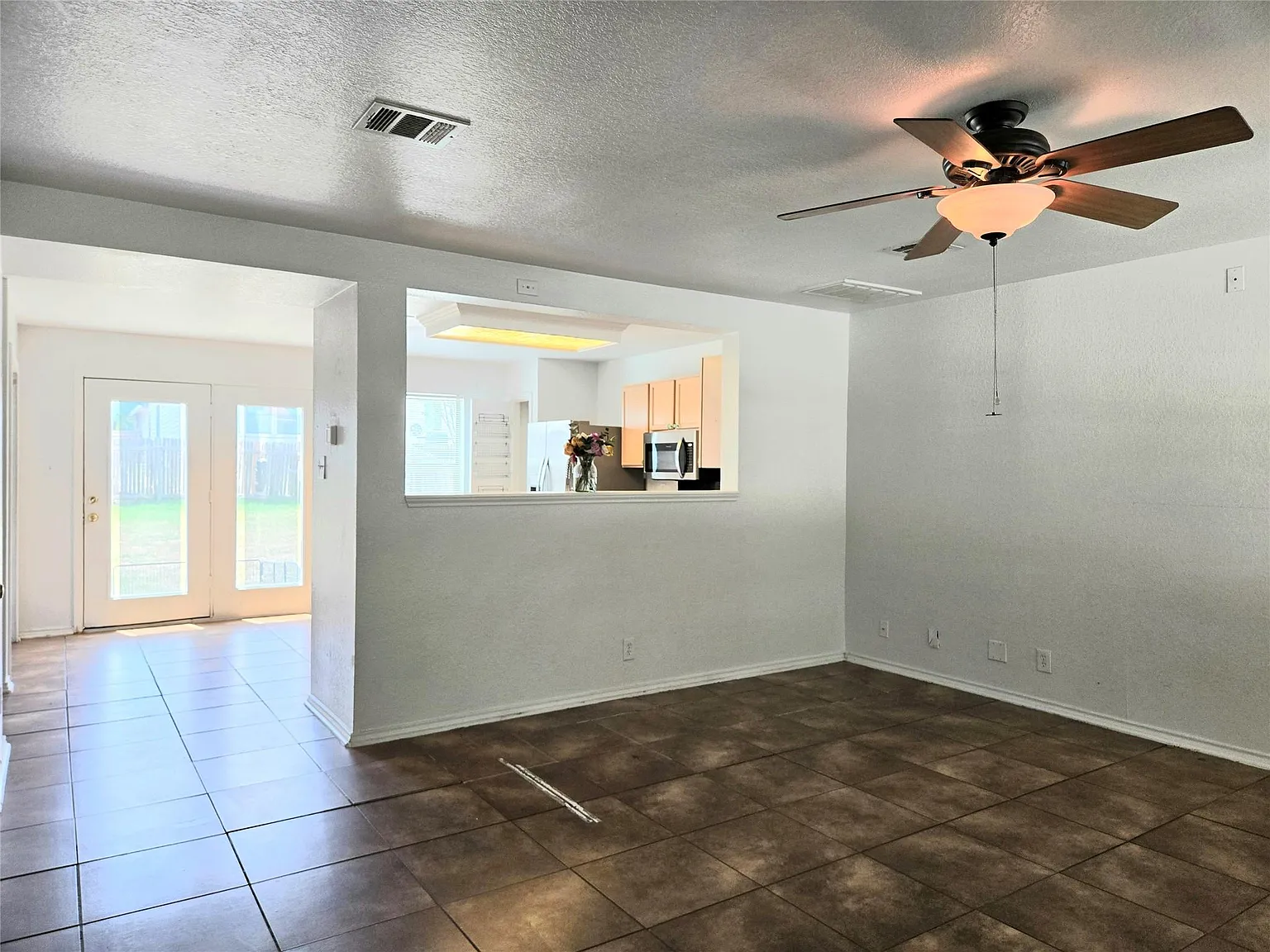 3 bed, 2.5 bath, 1483 sqft, $1,750 — Photo 2