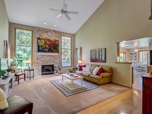 5th image of W203N16390 White Oak Cir