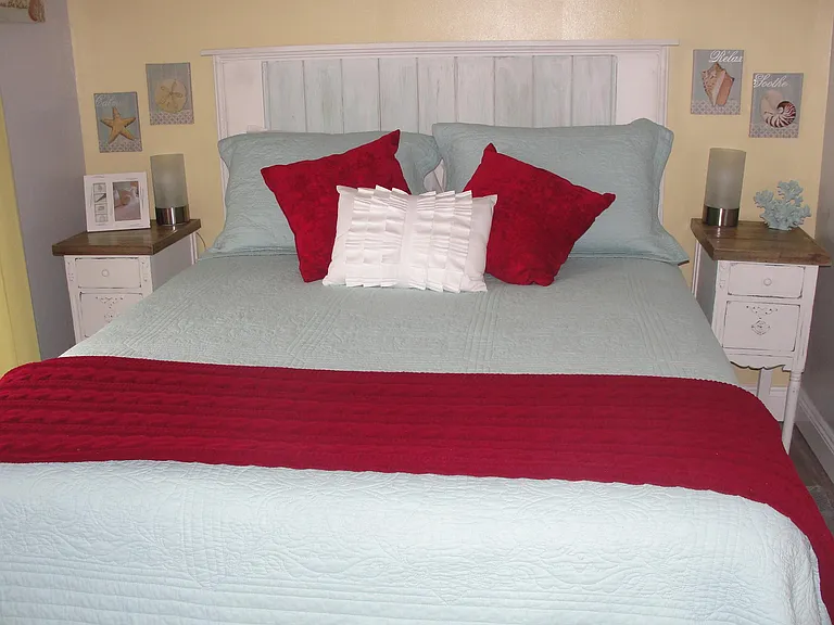 Queen sized bed with upgraded luxurious bedding!