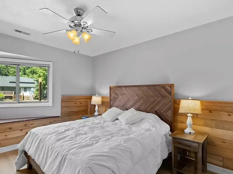 1253 NE East Lagoon Dr — Photo 9
