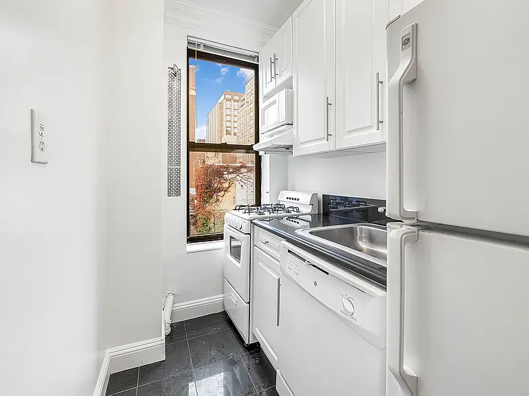 310 E 19th St #13 — Photo 11