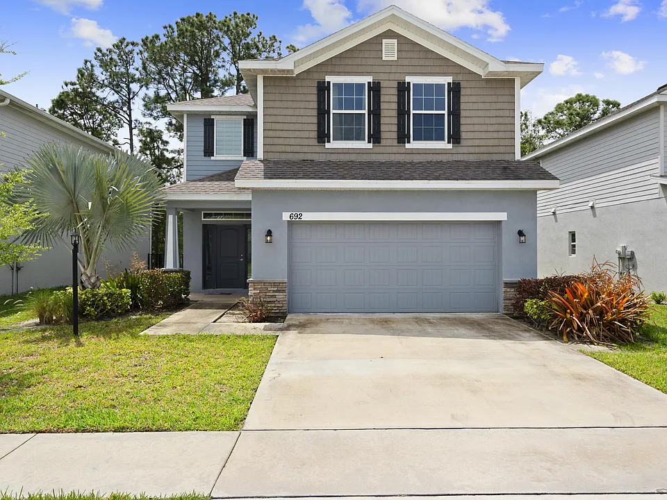 692 NE Turtleback Trl