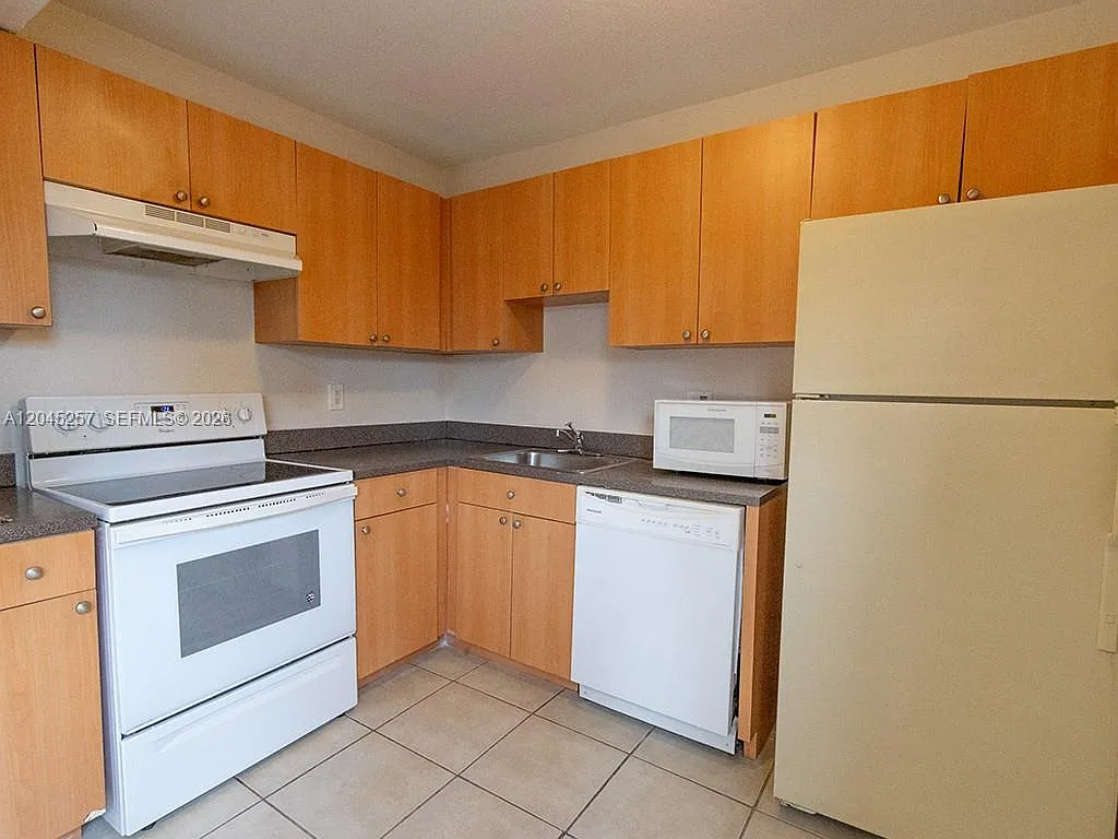 NW 9th Dr, Plantation — Photo 3