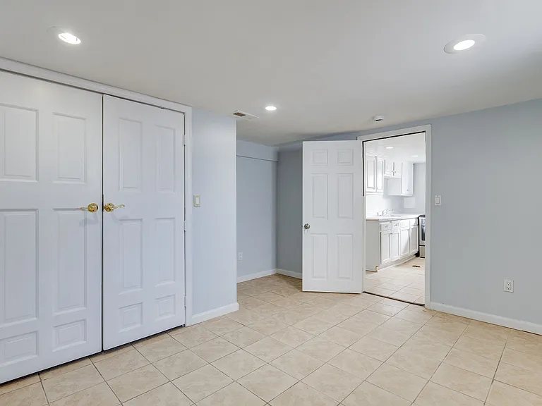 2419 Sheridan St — Photo 2