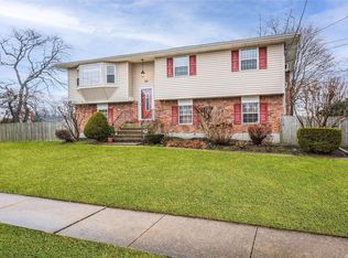 66 White St, North Babylon, NY 11703
