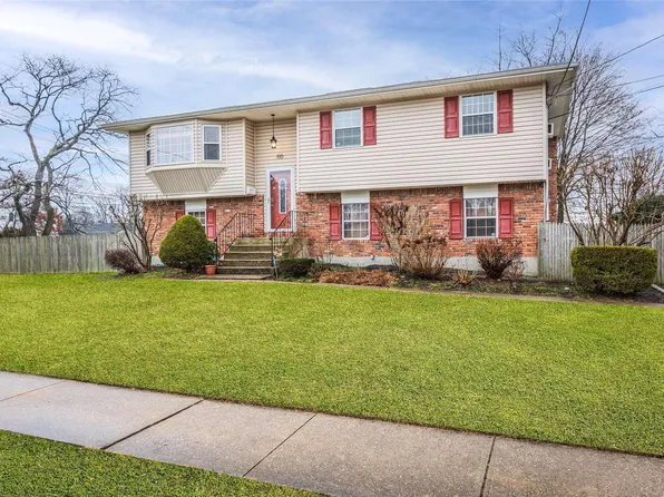 66 White St, North Babylon, NY 11703