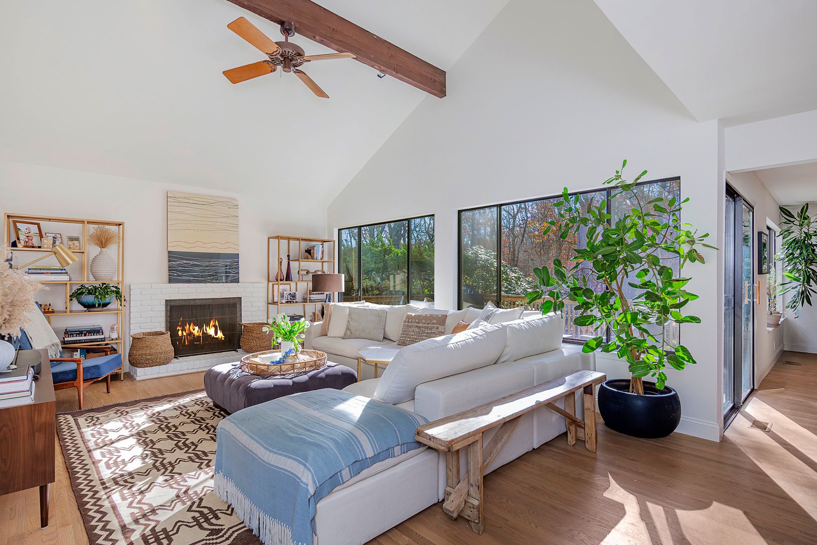  Bringht Open Living Space with Fireplace