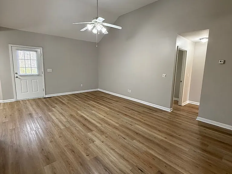1043 Hogan Rd — Photo 4