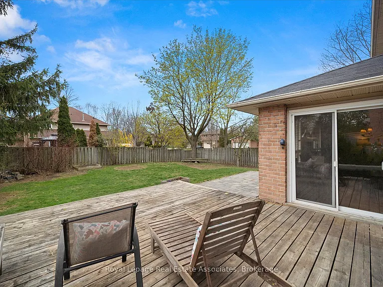 438 Claremont Cres — Photo 32