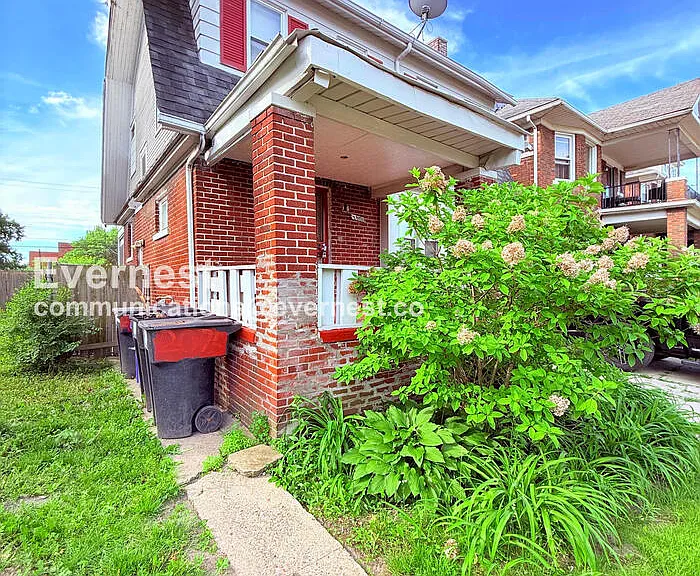2047 Seward Ave — Photo 2