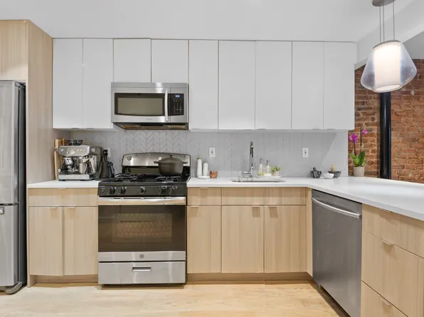 667 Putnam Avenue image 3 of 10