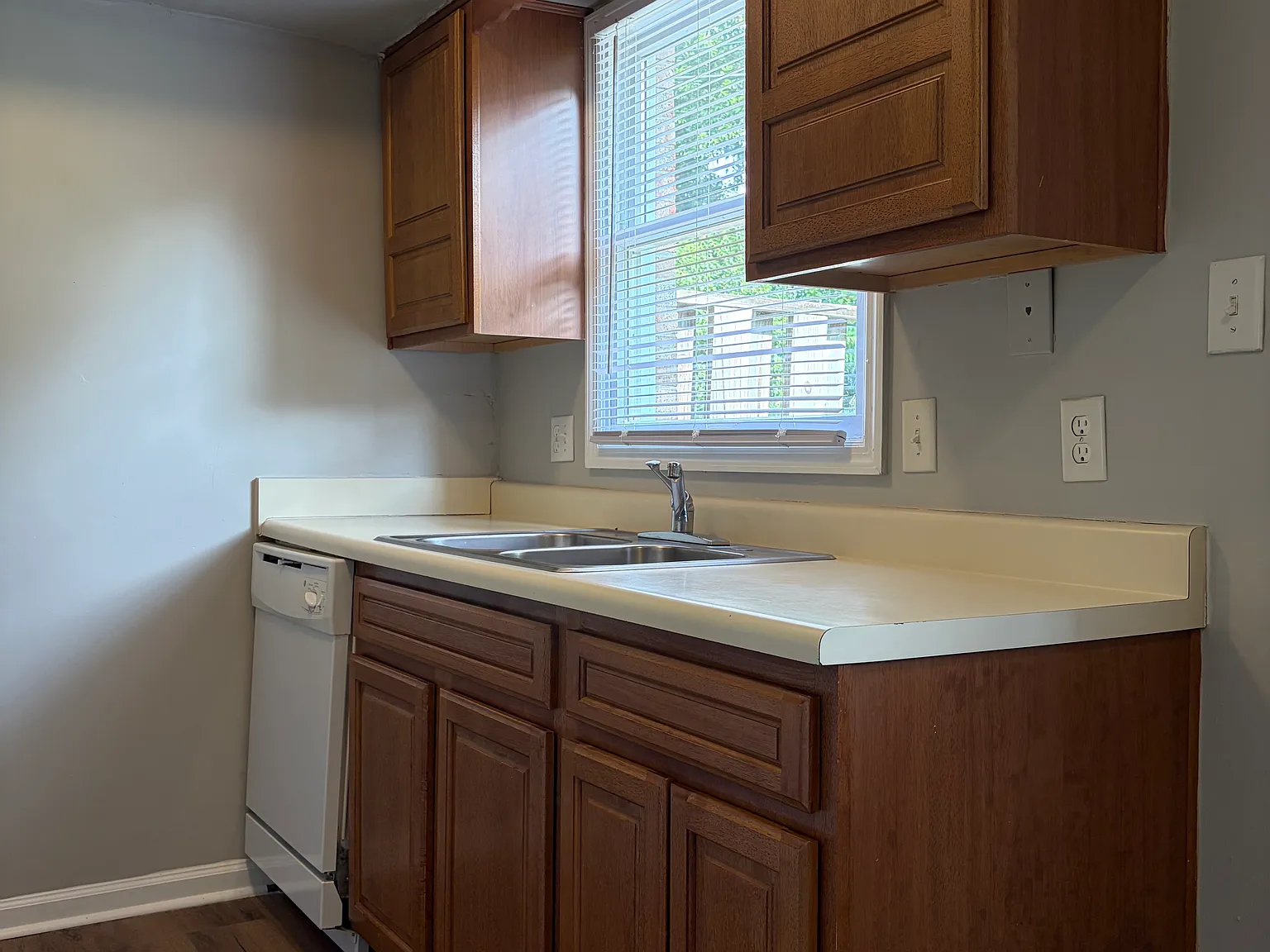 2 bed, 1000 sqft, $895 — Photo 4