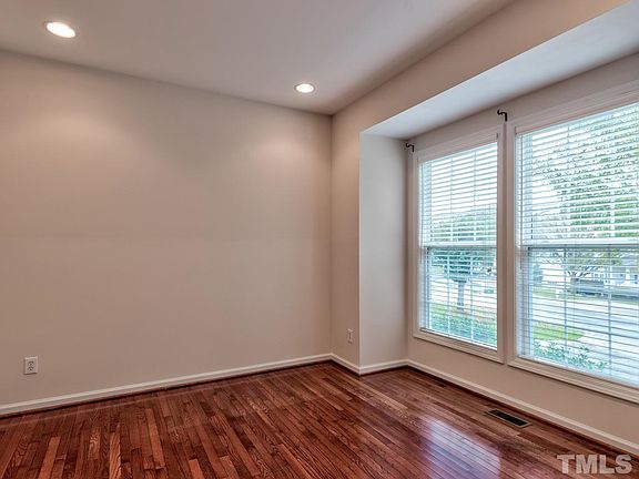 3rd image of 6 Starwood Ln