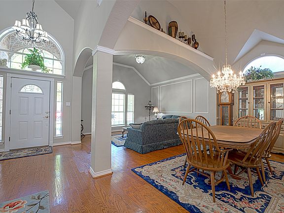 5th image of 130 W Clubview Ct
