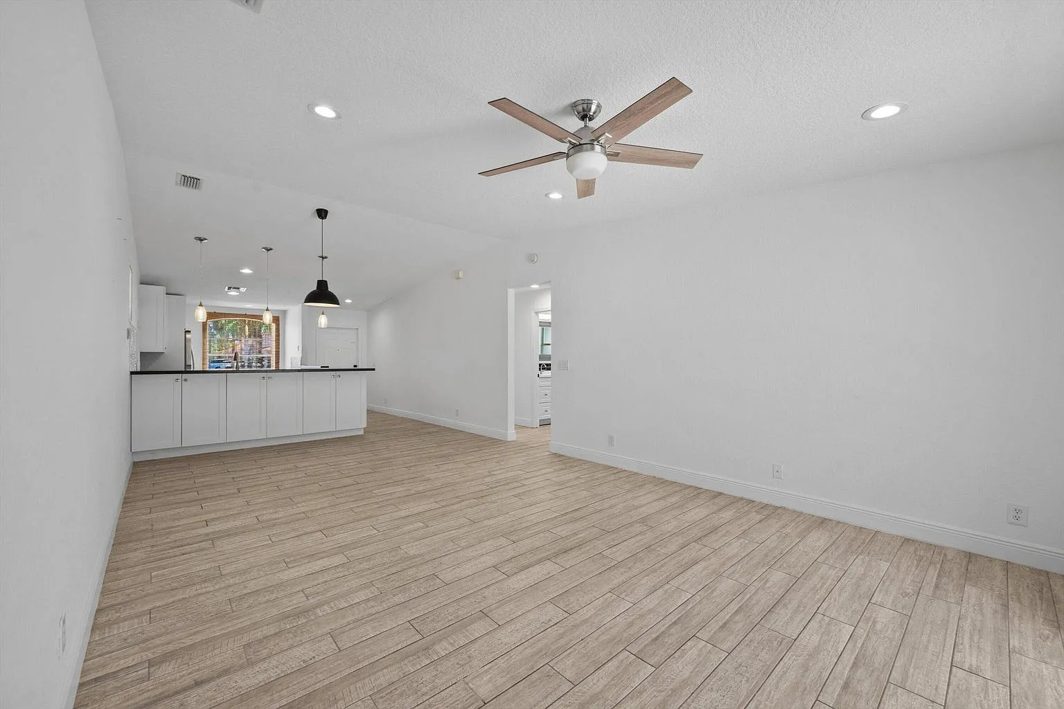 3 bed, 1295 sqft, $3,400 — Photo 4