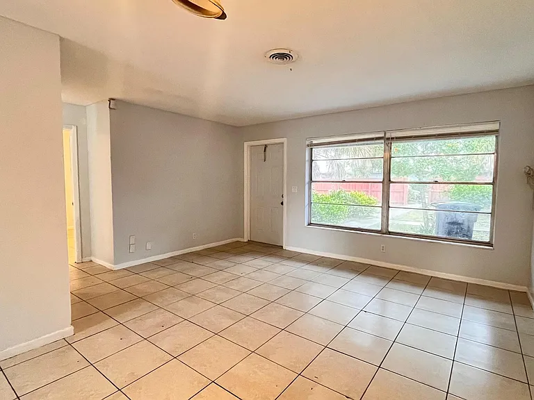 919 S G St — Photo 9