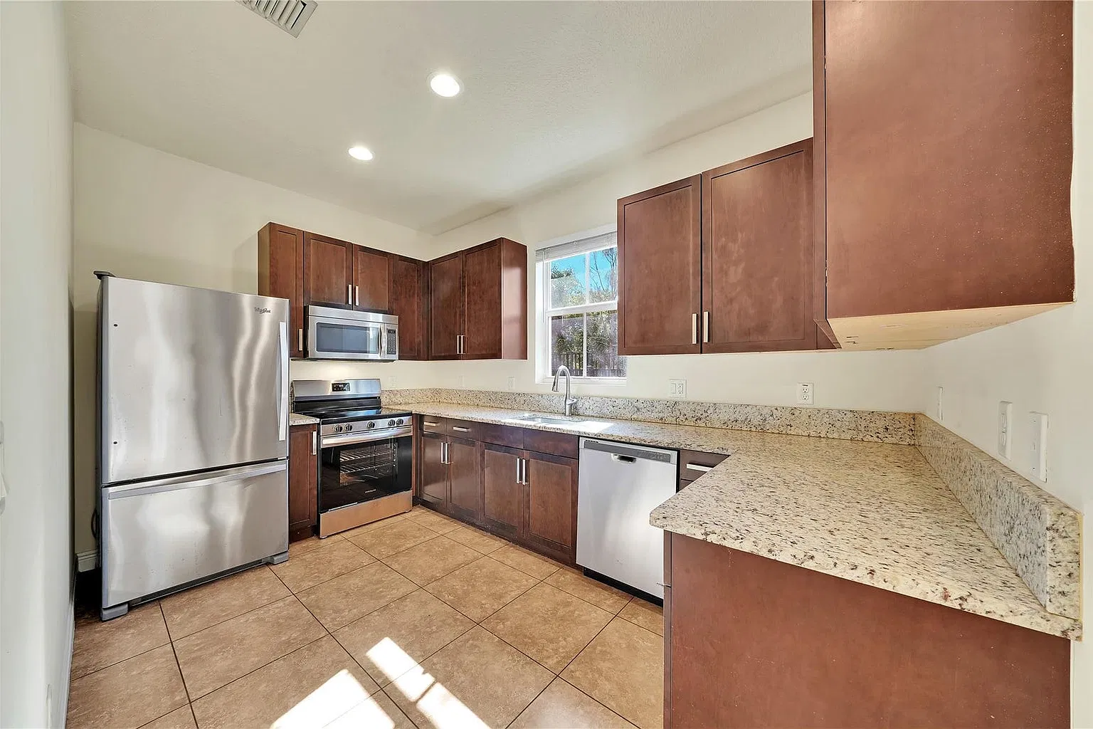 3 bed, 1672 sqft, $3,400 — Photo 1