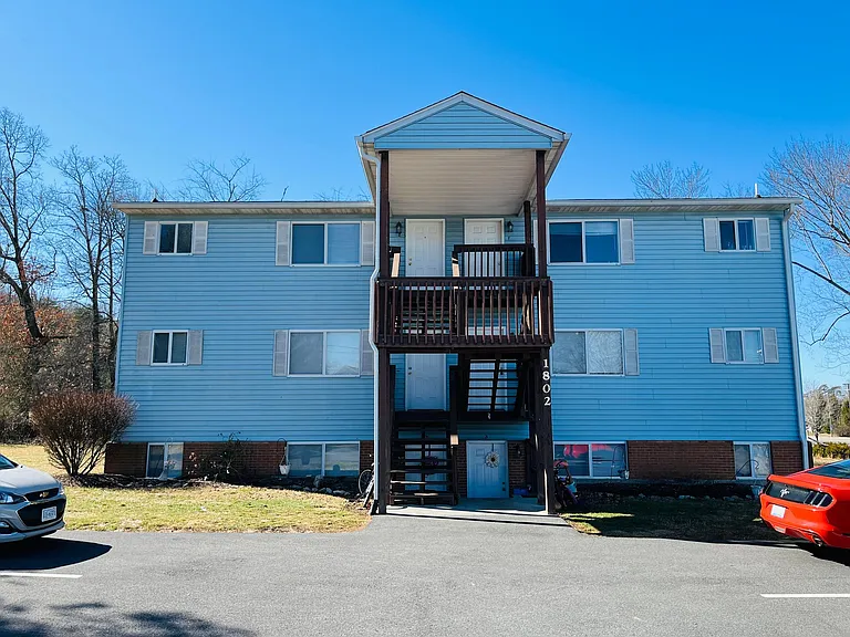 3 Bedroom, 2 Bath Apartment — Photo 5