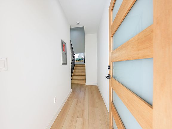 4th image of 2847 S Victoria Ave #1/2