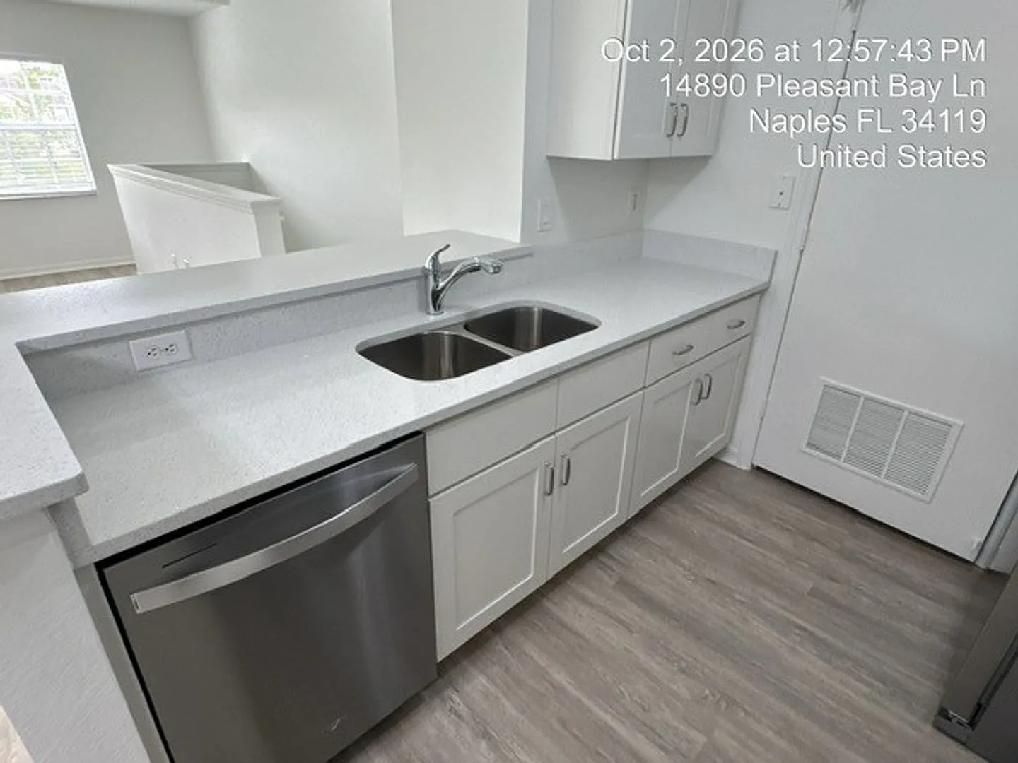 Upper Unit 2/2 available in Naples! Annual Rental! — Photo 4