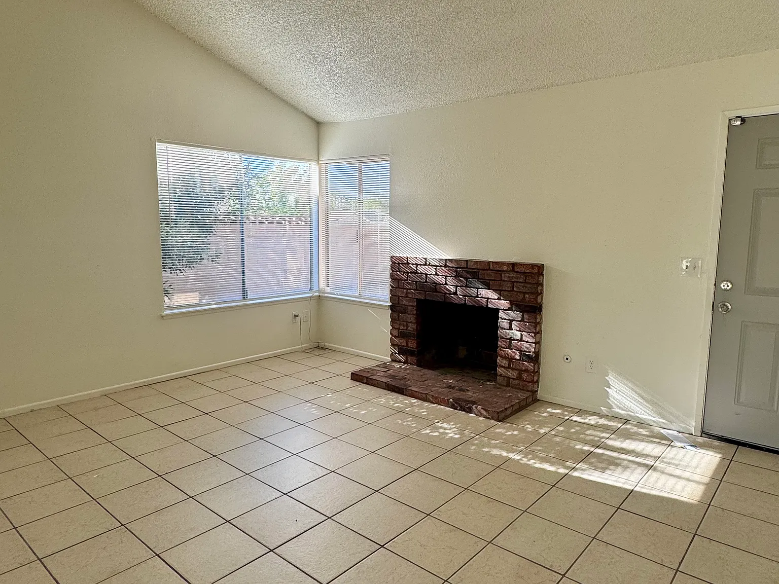 4 bed, 1364 sqft, $2,800 — Photo 2