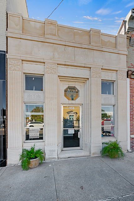 1st image of 108 6th Ave W
