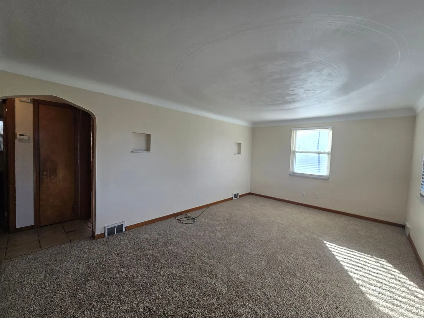 Beautifully Refreshed 3 Bedroom Cape Cod - Conveniently Located in Monroeville — Photo 4