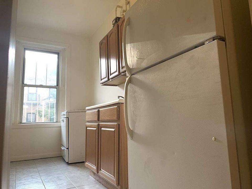 2nd image of 14 Broadway Ter APT 2C