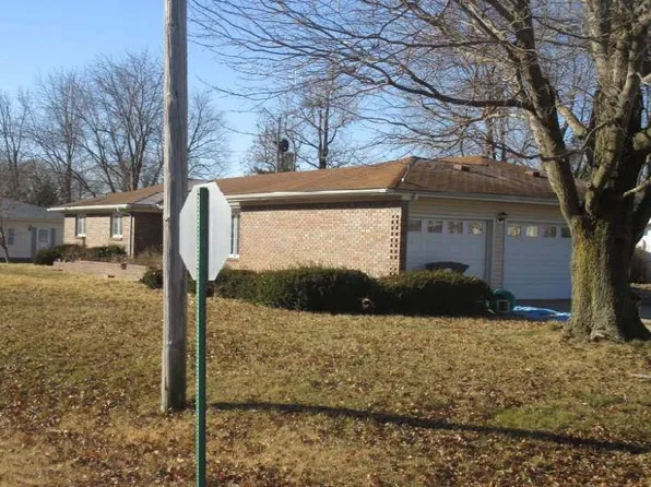 335 Powers St, Warrensburg, IL 62573