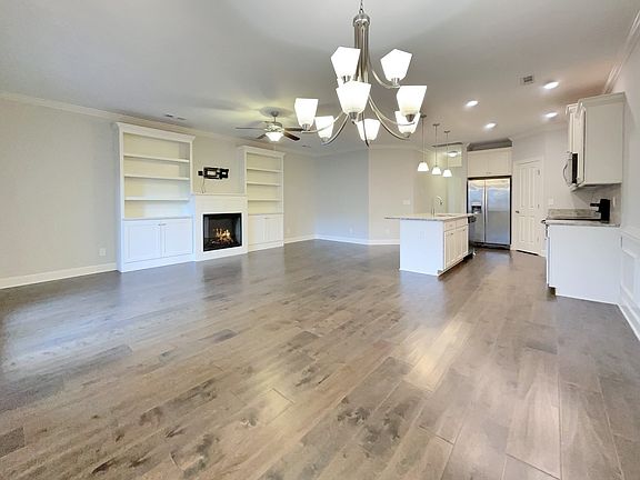 4th image of 532 Sydenham Dr