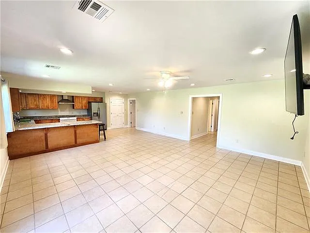 3 bed, 2.0 bath, 2218 sqft, $2,700 — Photo 2